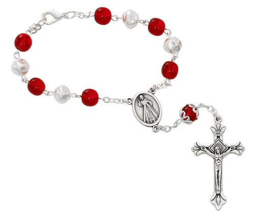 8MM Red and White Pearl Glass Beads Carded Auto Rosary. Auto Rosary has a silver ox crucifix and center. Comes carded. Made in Italy