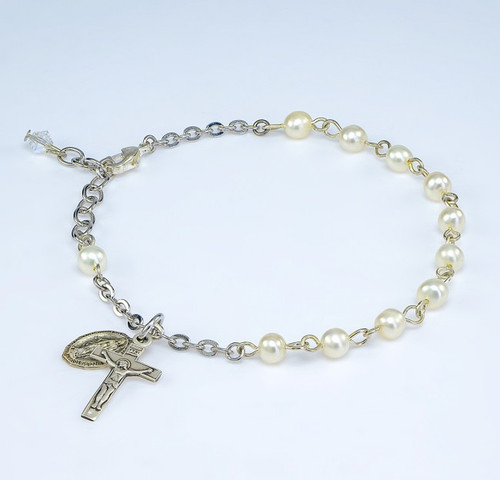 BR7400WP ~ 4mm fresh water pearl beads Rosary Bracelet. Sterling silver miraculous medal and crucifix with rhodium plated brass wire and chain. Comes with a deluxe velour gift box. Made in the USA.