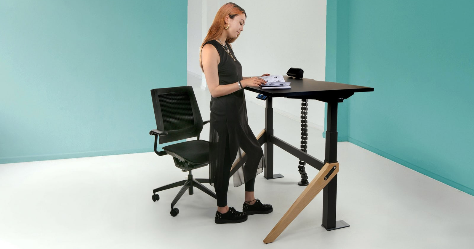 koplus-kin-sit-stand-desk-black-and-pine-in-situ-web.jpg